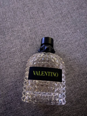Valentino parfymflaska - Valentino parfym från kicks 100 ml använd bara lite, nästan helt full. 