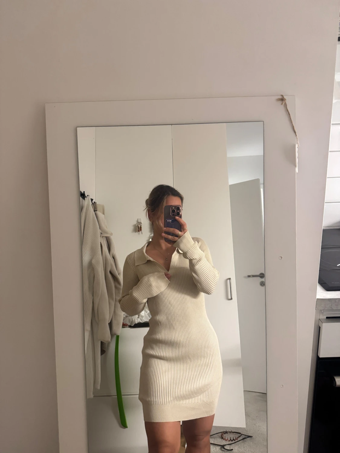 Beige ribbad stickad klänning