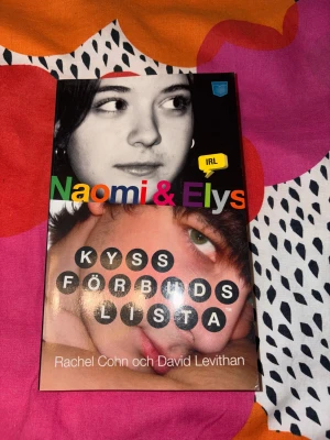 Naomi & Elys kyssförbudslista - En färgstark och modern ungdomsbok om vänskap, kärlek och förvirring. Perfekt för dig som gillar starka känslor, utmaningar och att läsa om relationer som testas. Passar tonåringar och unga vuxna som vill ha en berättelse om vänskap och romantik.