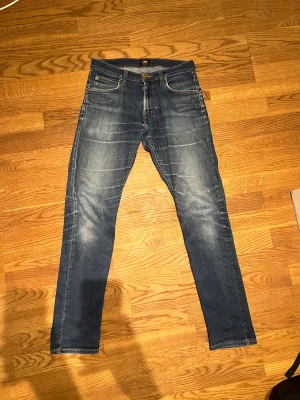 Lee jeans slim - Säljer  ett par Lee jeans i modellen ”Luke” Vilket  ungefär motsvarar replay’s ”anbass”.               Storlek W29/L32. Hör av vid funderingar!