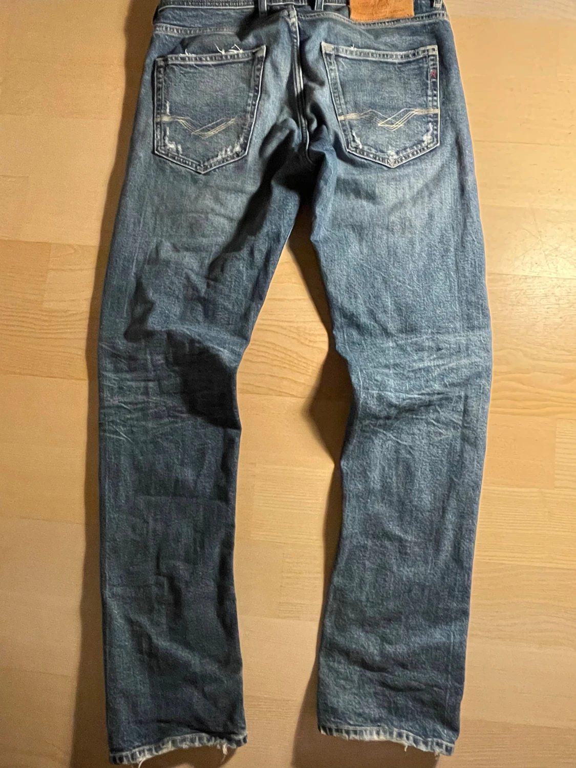 Nästan helt oanvända Replay Grover blå jeans med slitningar - 2