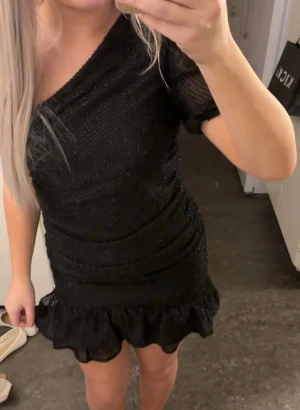Glitter klänning  - Supersnygg svart glitter klänning, endast använd en gång, perfekt till nyår😍