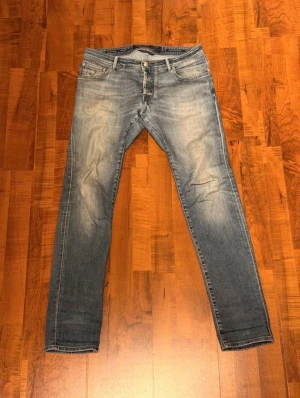 Jacob cohen 622 jeans  - Ett par Jacob cohen jeans modellen 622 liter håll i skrevet inget som syns när dom är på annars mycket bra skick. Kom gärna med pris förslag och skriv vis frågor.