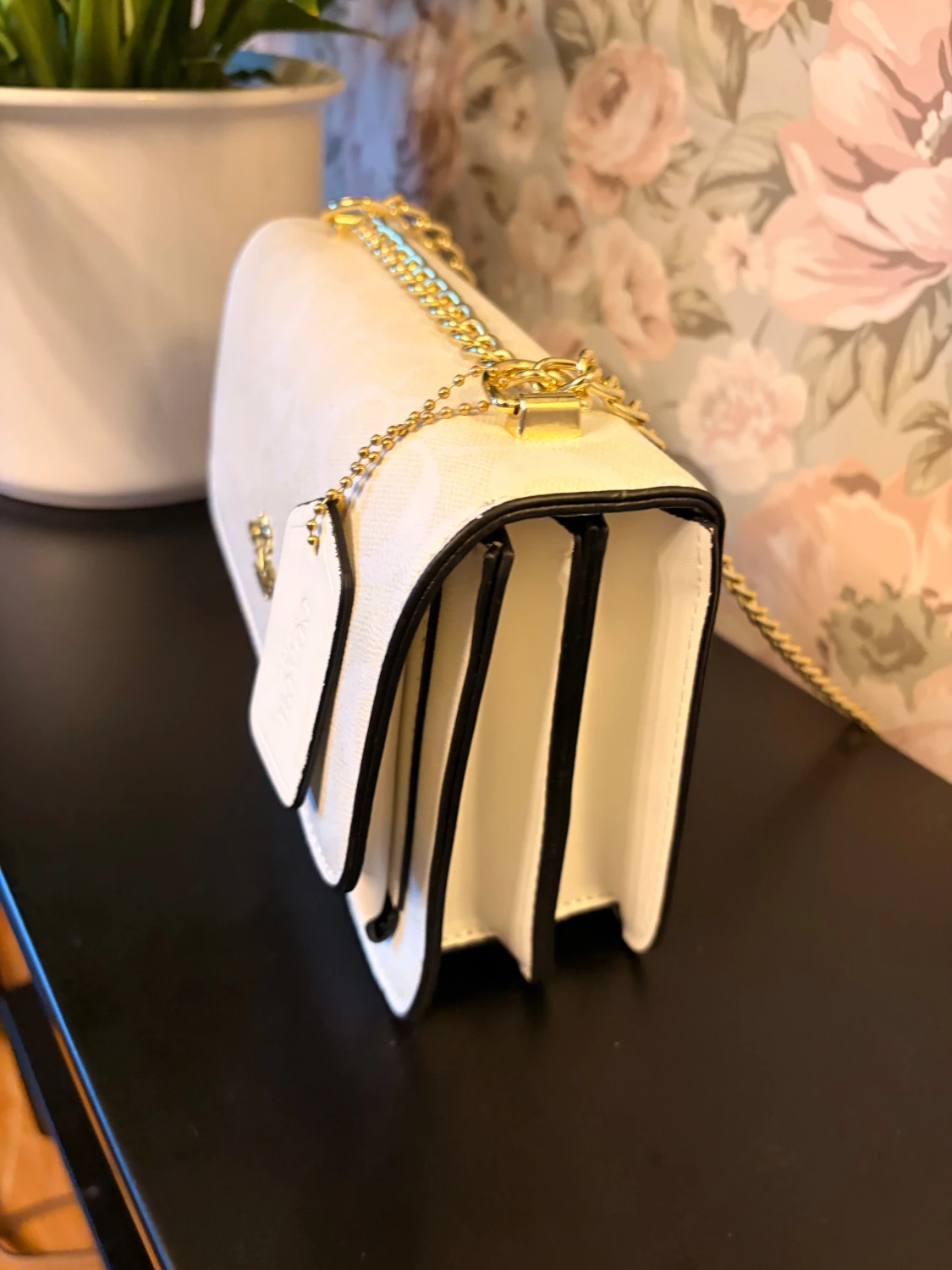 Vit axelväska från Coach med kedja - 2