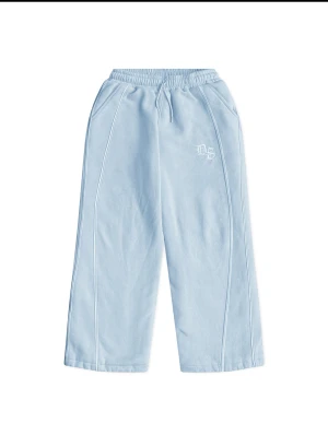  Dreamz| VINTER EDITION*  ljusblå Varma mjukisbyxor  - Säljer ljusblå mjukisbyxor Dreamz  med broderad logga fram och bak. Byxorna har bred passform, vita kontrastsömmar, elastisk midja med snörning och justerbara benslut.  Mjukisbyxorns har ett insulerat värmeskydd för extra värme och bekvämlighet. | Vissa storlekar är slutsålde men vissa finns kvar ! Org pris = 699 kr.    Kolla ig @Dreamz.nightmarez för mer bilder 