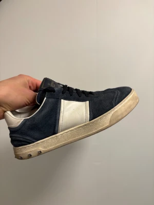 Valentino flycrews marinblå  - Ett par Valentinos flycrews i bra skick! Alla nitar kvar!