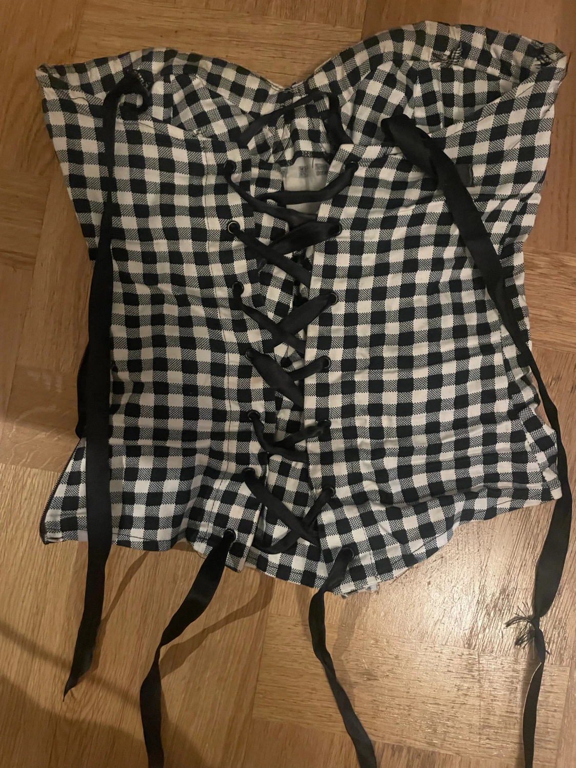 Svartvit rutig korsett med snörning - 1