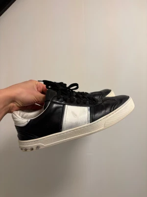 Valentino flycrews svarta - Et par valentino flycrews i ett bra skick! Skorna saknar några original nitar och har även några utbytta nitar! Sulan har även haft en lagning!