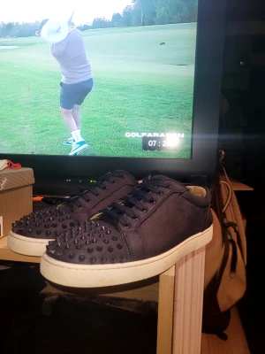 Christian louboutin skor - Ett par Christian louboutin skor som jag använt i ksk 5 mån. Vill ha nya då jag tröttnat lite men dom här är typ dom fetaste modellen man kan ha. Låda och lite annat medföljer till dom. Inga skador på dom alls förutom att jag använt upp taggarna I påsen till skorna längst fram...  Storlek 46 passar även 45 skulle jag säga. 