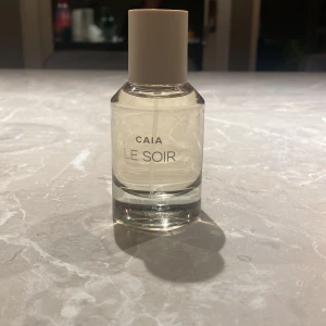 CAIA Le Soir Hair Perfume - Hårparfym från CAIA med stilren design. Perfekt för dig som vill fräscha upp håret snabbt och enkelt. Har andvänds tre gånger.