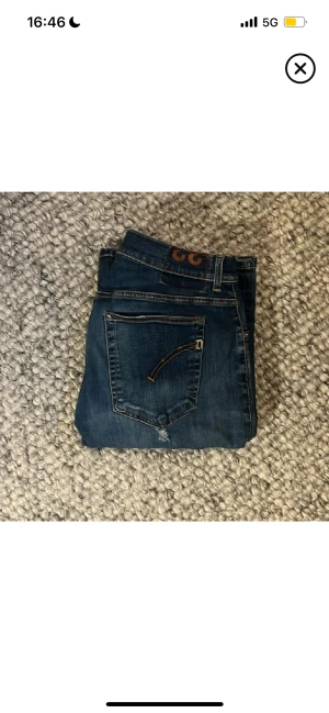 Dondup George jeans - Ett par snygga dondup George jeans i grymt skick, storlek 33, skriv vid fler frågor eller funderingar!