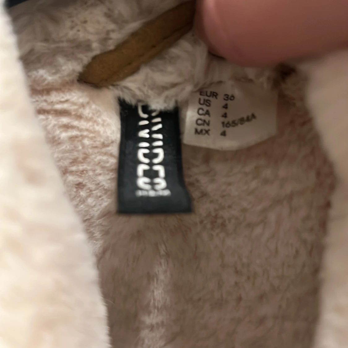 Beige teddyjacka från Divided - 2