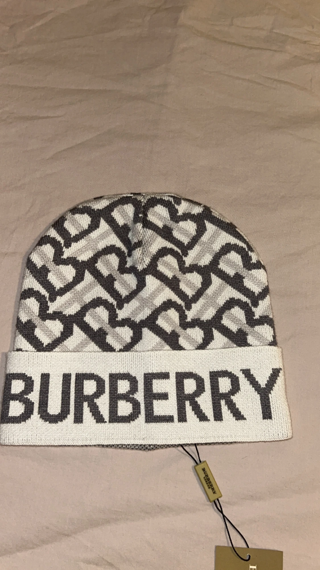 Burberry mössa med logga och mönster