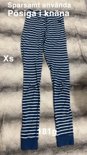 Randiga blåvita mjukisbyxor XS - Mysiga mjukisbyxor i blått och vitt med klassiskt randigt mönster. Byxorna har mudd vid bensluten och en relaxed passform som är perfekt för chill dagar hemma. Tillverkade i mjukt bomullsmaterial för extra komfort. 🌸Sparsamt använda. Något pösiga i knäna. Storlek xs 