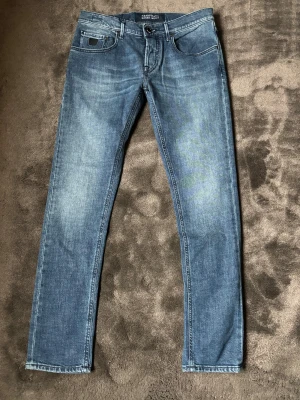 Handpicked blå jeans - Säljer ett  par sjukt snygga handpicked jeans som inte passar mig tyvärr, helt nya och aldrig använda tags ingår. Ny pris 4500, storlek 33. Vid frågor är det bara att skriva!