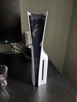 Playstation 5 - Playstation 5 som säljs då den inte används längre. Köpt från Elgiganten för cirka 1 år sen. Den är i ett perfekt skick då jag alltid tagit hand om den o öppnat upp för att rengöra fläktarna så allt är som nytt kan man säga. 