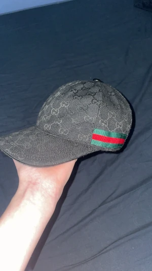 Svart keps - Fett snygg keps som hör din still dubbelt så snygg😉