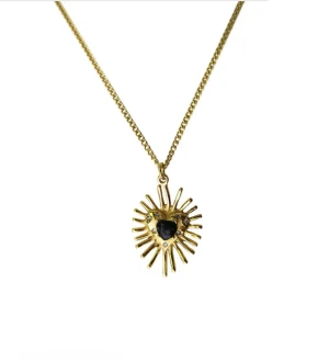 Guldigt halsband med svart hjärta - Trendigt jättefint och coolt halsband, är helt oanvänt. Jag säljer då jag bytte till silver smycken en veckas efter jag köpte, tyvärr kunde man inte returnera/byta till silver då det hade gått en vecka 😅HALSBANDET ÄR DET SOM ÄR PÅ BILD 1 OCH 3, bild 2 är endast för inspo. Alternativt kan jag tänka mig att byta med någon som har halsbandet silver och vill ha guld ❣️