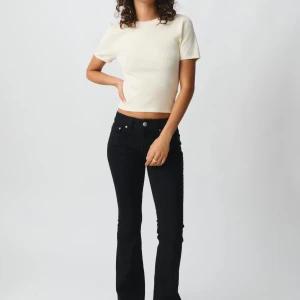 Low Waits jeans  - Säljer ett par low Waits bootcut jeans från Gina Tricot. Använda 1-2 gånger och har inga defekter. Säljer pågrund av att dom ej har kommit till användning🥰