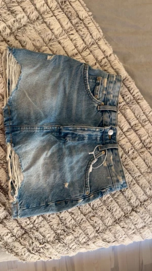 Blå jeanskjol från Pull&Bear - Helt oanvänd jeanskjol från pull&bear🥰