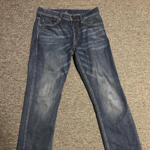 Blå jeans från G-Star RAW 30/32 - Säljer ett par klassiska blå jeans från G-Star RAW i storlek 30/32. Jeansen har fem fickor, snygga kontrastsömmar och en mörk tvätt med lätt slitning på låren. Märkespatch bak i midjan och diskret G-Star-logga på bakfickan. Perfekta till sneakers eller boots.  NYA FÖR SMÅ DÄRFÖR JAG SÄLJER! KOM MED VETTIGA BUD