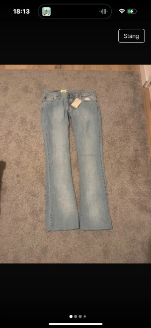Nya jeans! - Jättefina ljusblå jeans från dallas jeans💕 prislapp kvar, säljer du de inte passade mig! Modell: bootcut/flared med ultra låg midja😍 Mått: midja - 41cm innerbenslängden - 83cm