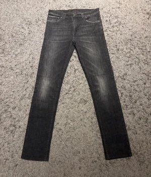 Nudie jeans - Tjena! Säljer ett par mörkgråa Nudie jeans. Jeansen är slim fit och är i fint begagnat skick utan några defekter, pris kan diskuteras! Hör av dig vid fler frågor!