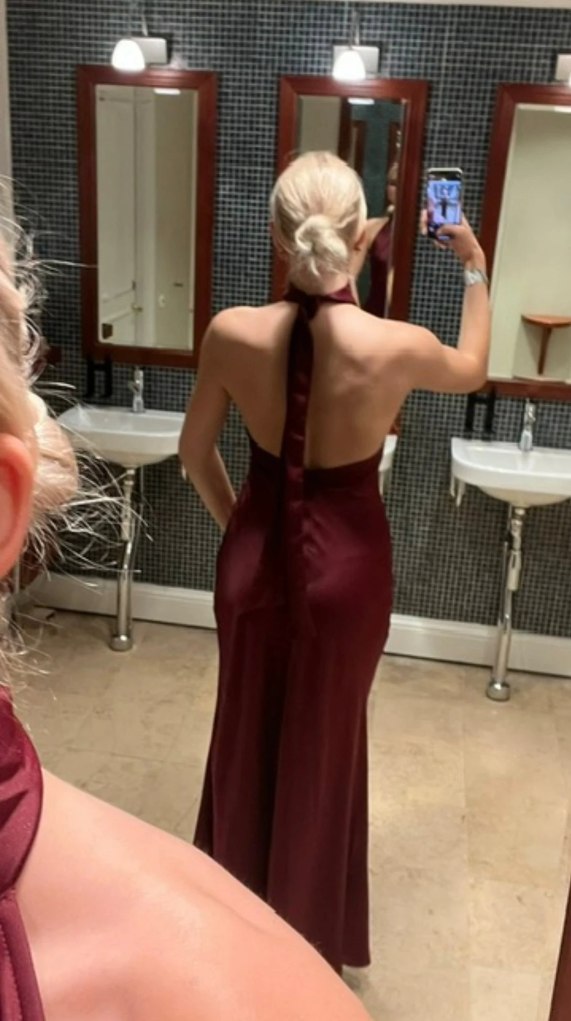 Vinröd långklänning med öppen rygg - 1