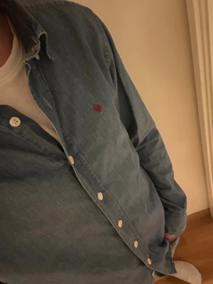 Morris skjorta - Snygg blå skjorta från Morris. Stilren och passar perfekt till skola över en t-shirt! Toppenskick och jag stryker självklart innan den skickas!😁