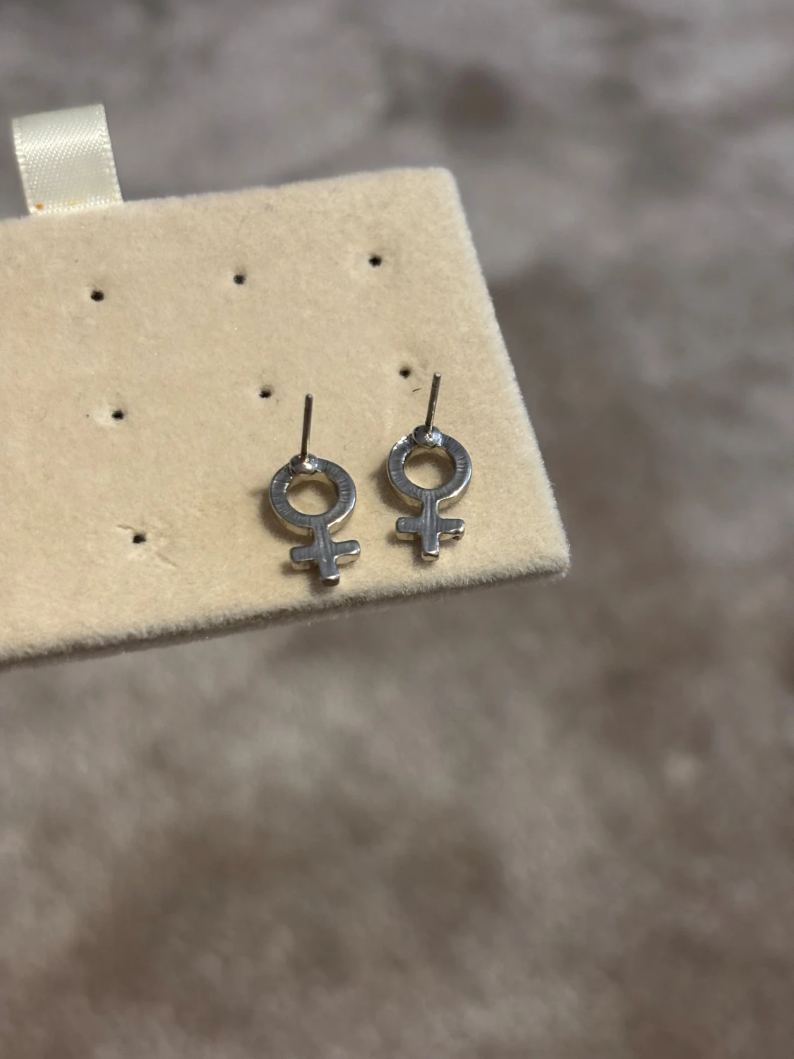 Silvriga örhängen med kvinnosymbol - 1