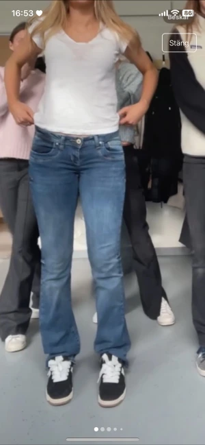 Lågmidjade bootcut jeans från LTB - Supersnygga lågmidjade  ltb jeans i modellen valerie. Sparsamt använda och i mycket gott skick. Strl 27/34💕💕💕