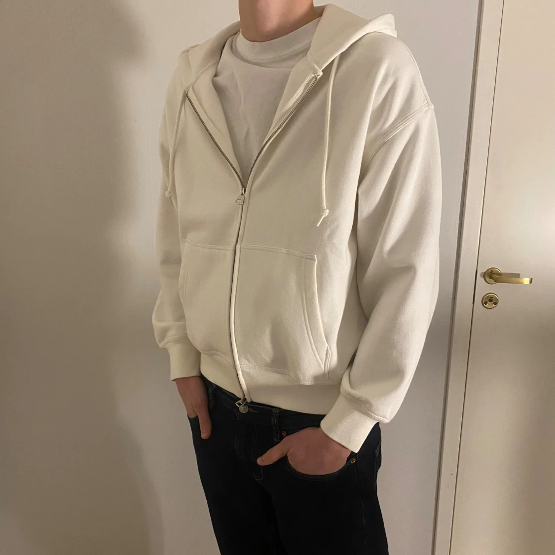 Vit hoodie med dragkedja och huva