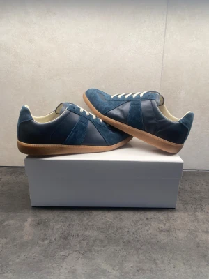 Maison margiela gats - Ett par unika och riktigt stiliga gats i storlek 43, skicket på dessa skor är 9/10 och har inga defekter överhuvudtaget. Skriv vid minsta fråga eller intresse😇