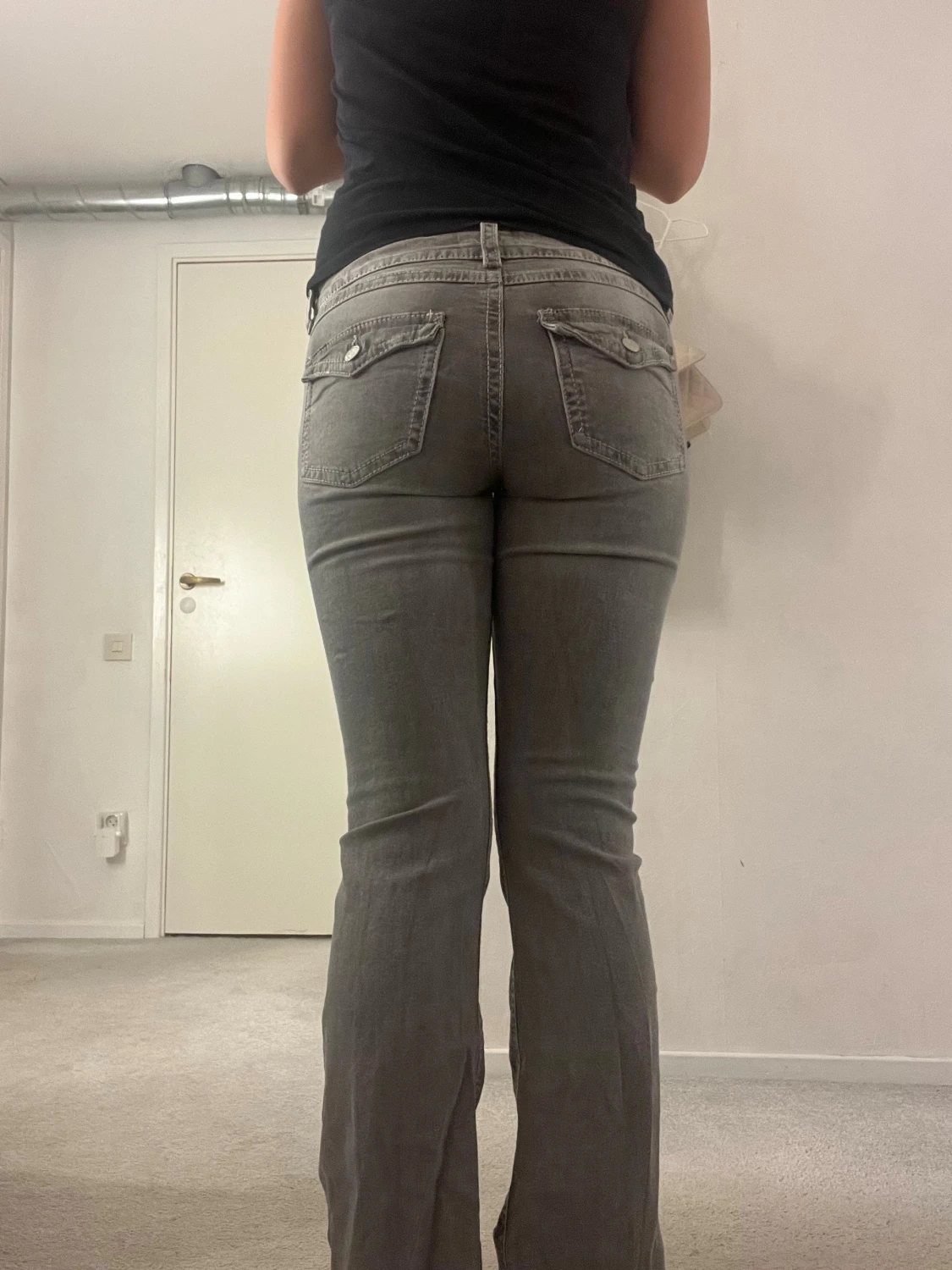 Grå bootcut jeans med fickdetaljer - 2