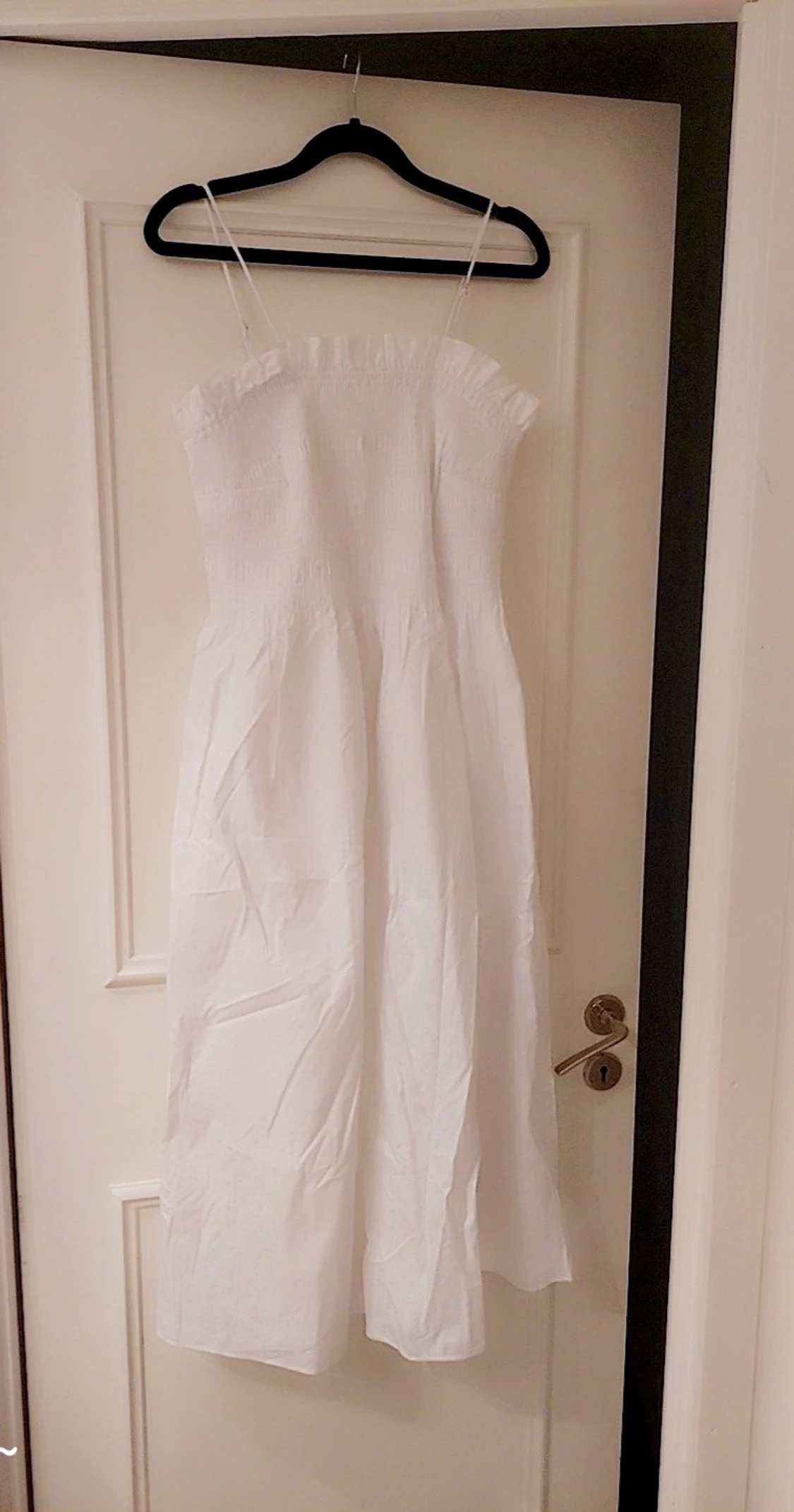 Vit långklänning med smock och volang