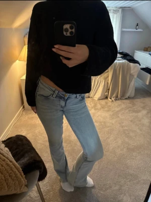 Bootcut jeans från weekday - Intressekoll!! Tänkte nu kolla vad jag kan få för mina Cheap monday jeans. De är i nyskick, använda ca 3 gånger. Storlek 26/32