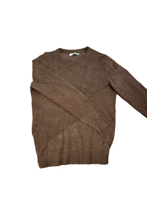 Brun tröja Les Noble Denmark - Säljer en brun tröja från Les Noble Denmark i storlek M. Tröjan har rund halsringning och långa ärmar, perfekt för lager-på-lager under kyliga dagar. Enkel och stilren design som funkar till det mesta.