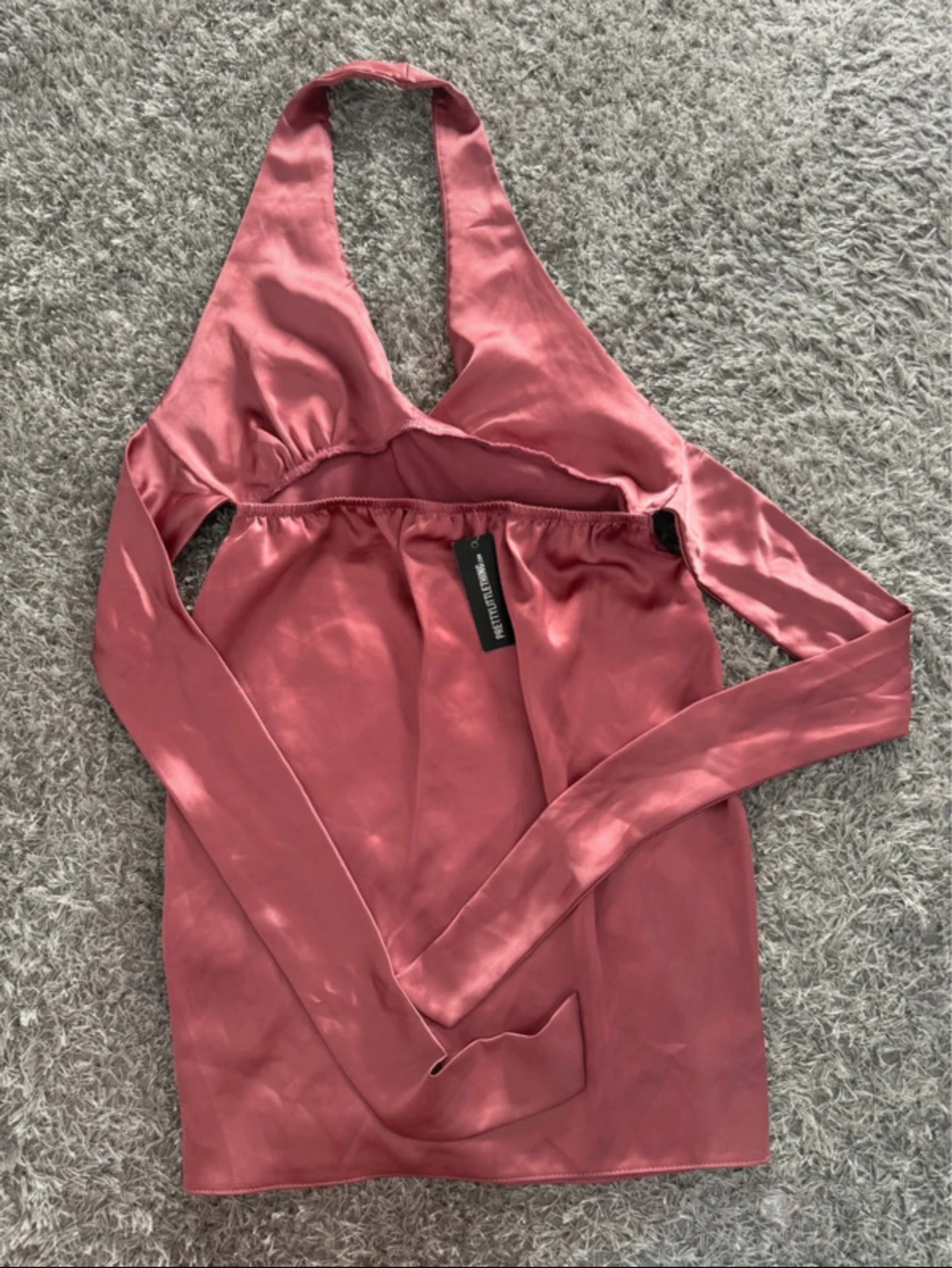 Rosa halterneck klänning PrettyLittleThing - 3