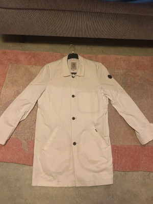 Dstrezzed coat - Säljer denna snygga vita Dstrezzed coat i storlek L, jackan är riktigt snygg och kan matchas med fina outfits, jackan är sparsamt använd och inte mycket alls. Ny pris på den här är ca 2600kr med rabbat. Pris kan diskuteras!! Tveka inte att skriva för bilder eller annat!!