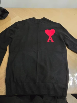 Ami Paris - Svart fin stickad tröja från Ami Paris med QR-scan🚀. Materialet är mjukt och håller värmen under kyliga dagar.