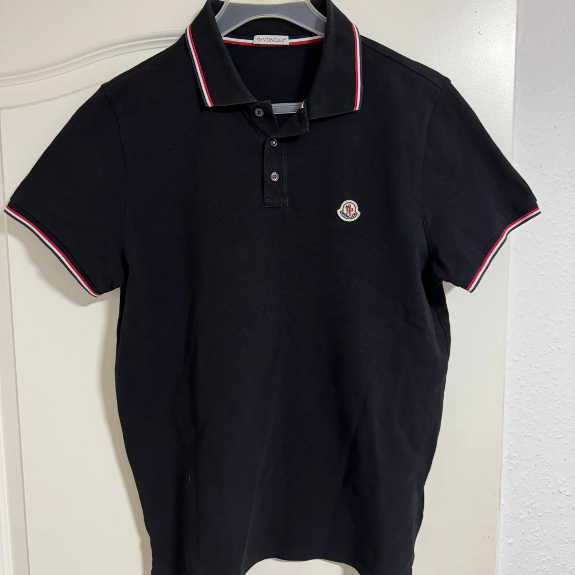 Svart pikétröja från Moncler