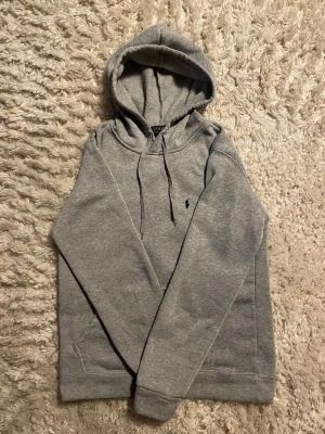 Ralph Lauren Hoodie - Stilren och snygg hoodie ifrån Ralph Lauren - Skick: 8/10 - Storlek: S - Mitt pris: 399kr - DM vid frågor & funderingar! 🙌🏻
