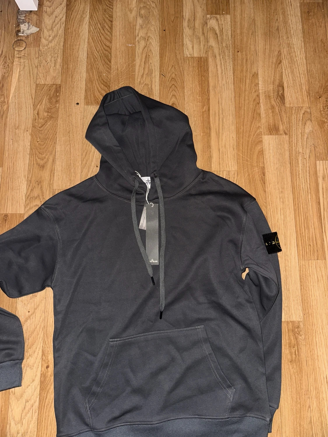 Mörkgrå hoodie från Stone Island