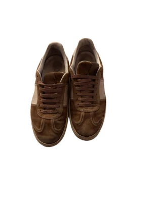 Valentino flycrews - Säljer min snygga Valentin flycrews. Dom är i alla n snygg brun färg som är väldigt unik. Skorna är i helt okej skicka man saknar några nitar och har et lite hål i sulan, hålet syns inte när du använder skorna, där av det låga priset. Om ni har några frågor är det bara att höra av er!