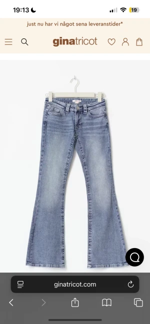 Bootcut jeans i ljusblå denim från Gina Tricot - Snygga bootcut jeans i ljusblå tvätt från Gina Tricot. Klassisk femficksmodell med dragkedja och knapp framtill. Jeansen har en utsvängd siluett från knäet och är tillverkade i mjukt denimtyg som sitter bekvämt. Perfekt för dig som gillar retrovibbar. Använder ej, för små för mig 
