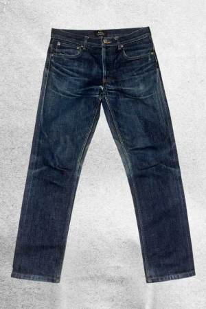A.P.C Petit Standard Raw Selvedge Jeans - Riktigt snygga APC selvedge jeans med sköna fades! Mycket bra skick. w27, midja 36 cm längd 90 cm benöppning 17 cm Hör av vid frågor! Pris diskuterbart.