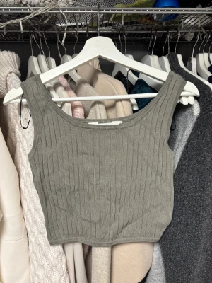 Ribbad grön topp - Ribbad topp i grön med breda axelband och croppad passform.