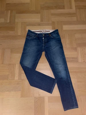Tramarossa Leonardo jeans - Blåa tramarossa jeans i W34. Jeans är 97 cm långa. Jeansen är i Leonardo modellen och är i mycket fint skick.