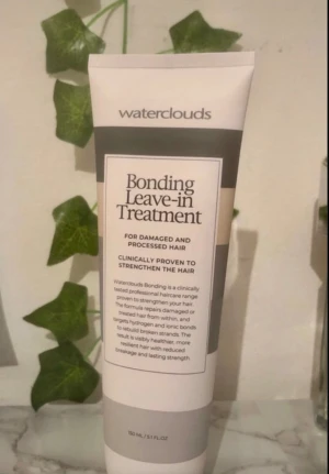 Waterclouds Bonding Leave-in Treatment - Bonding Leave-in Treatment från Waterclouds, 150 ml. Vit och grå tub med svart text. Produkten är framtagen för att stärka och reparera skadat och behandlat hår, och innehåller en kliniskt bevisad formula som bygger upp hårets styrka och motverkar slitage.