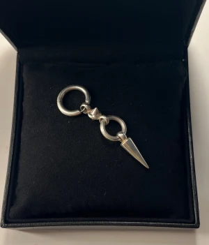 Syster p örhänge  - Säljer ett silvrigt örhänge från syster p💕 nypris 1100kr men säljer för endast 450kr💗